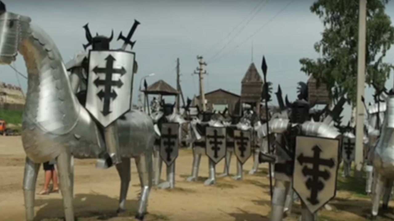 Aterro sanitário é transformado em fortaleza medieval
