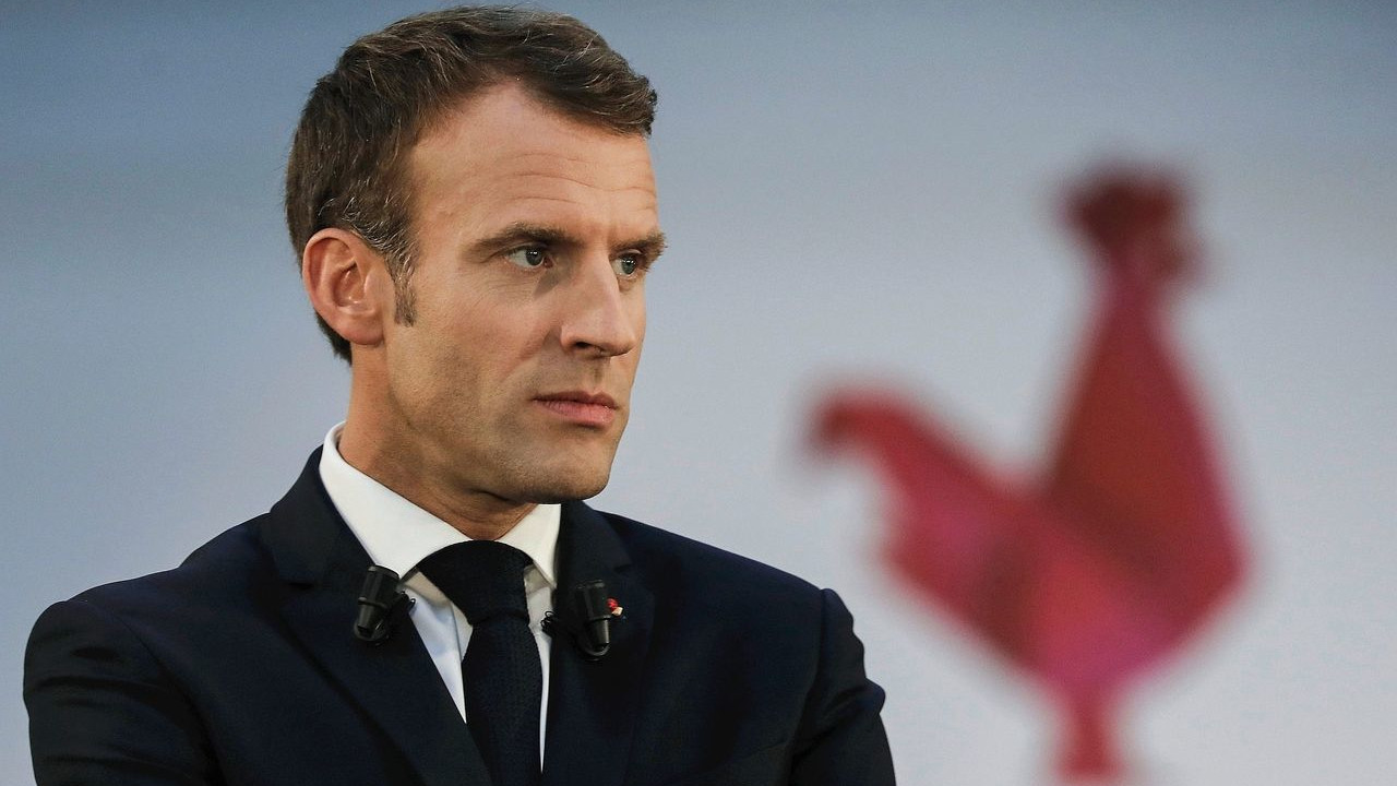 Macron é atingido por ovo durante presença em feira; Veja vídeo!