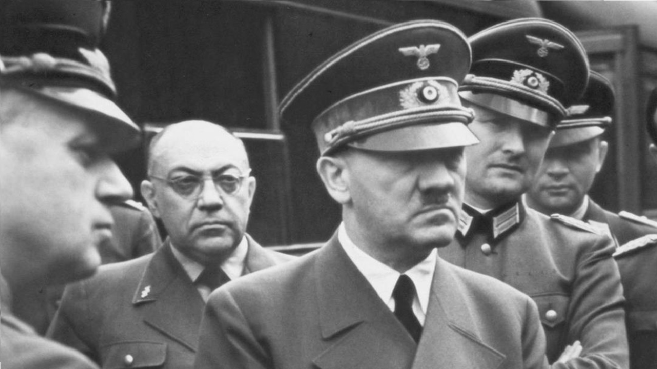 A insana rotina médica de Adolf Hitler, prescrita por Theodor Morell, um médico charlatão