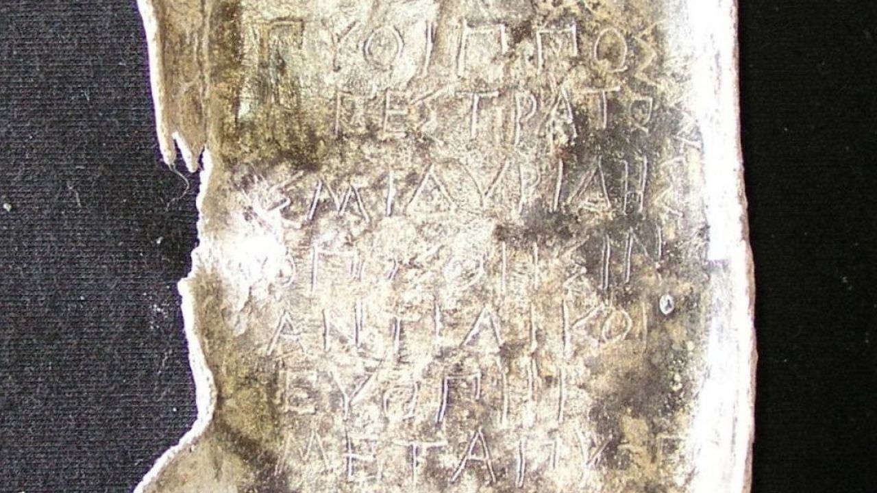 Mensagens amaldiçoadas são encontradas em poço de macabro cemitério ateniense
