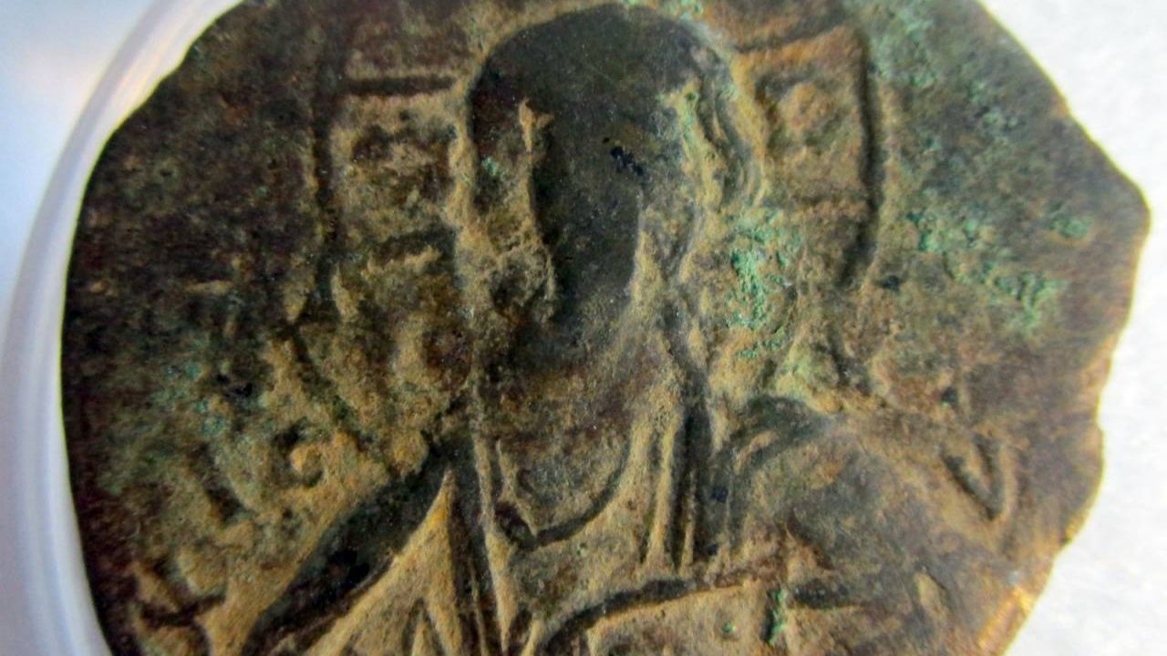 Na Alemanha, criança encontra rara moeda de 1.000 anos enquanto jogava futebol