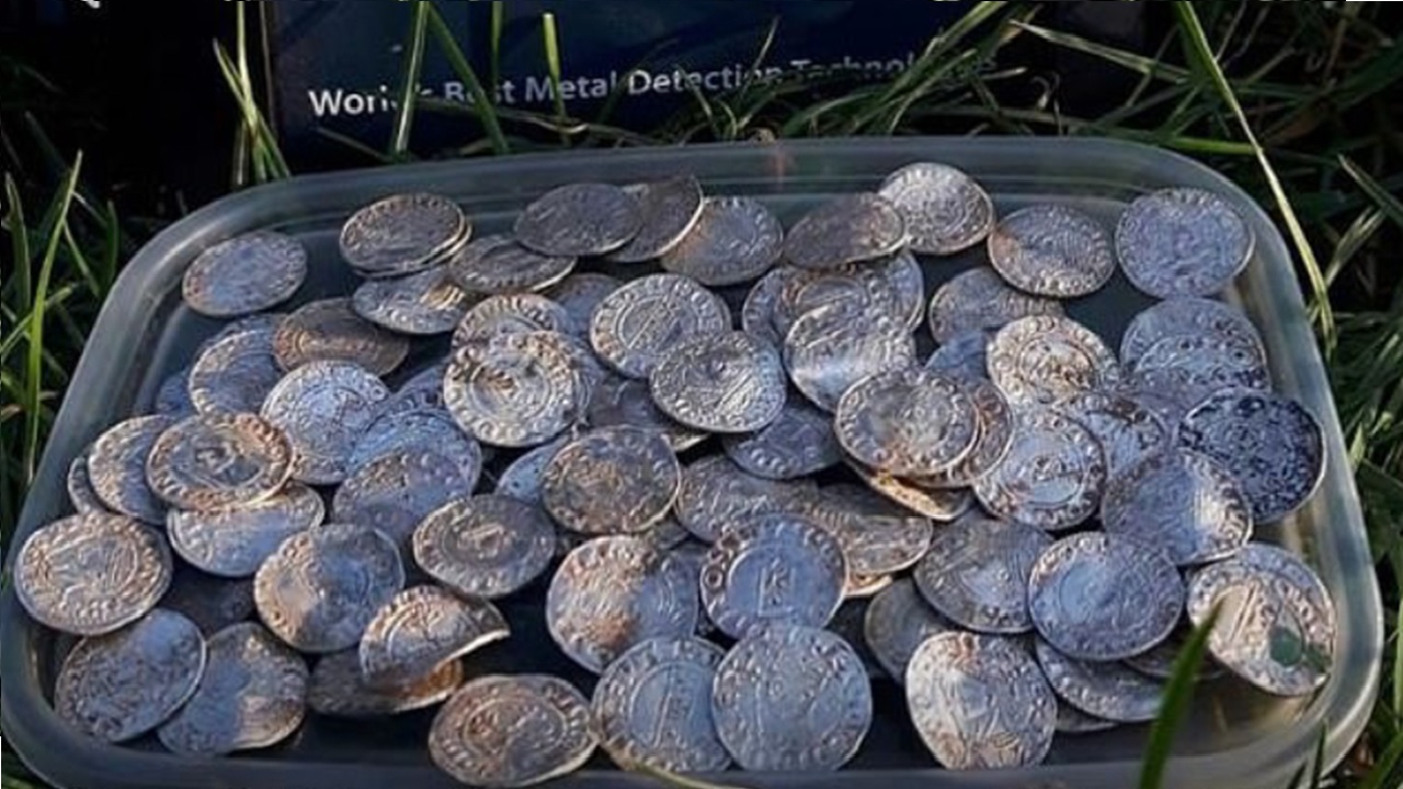 Casal encontra 2.600 moedas de pratas com o auxílio de um detector de metais, na Inglaterra