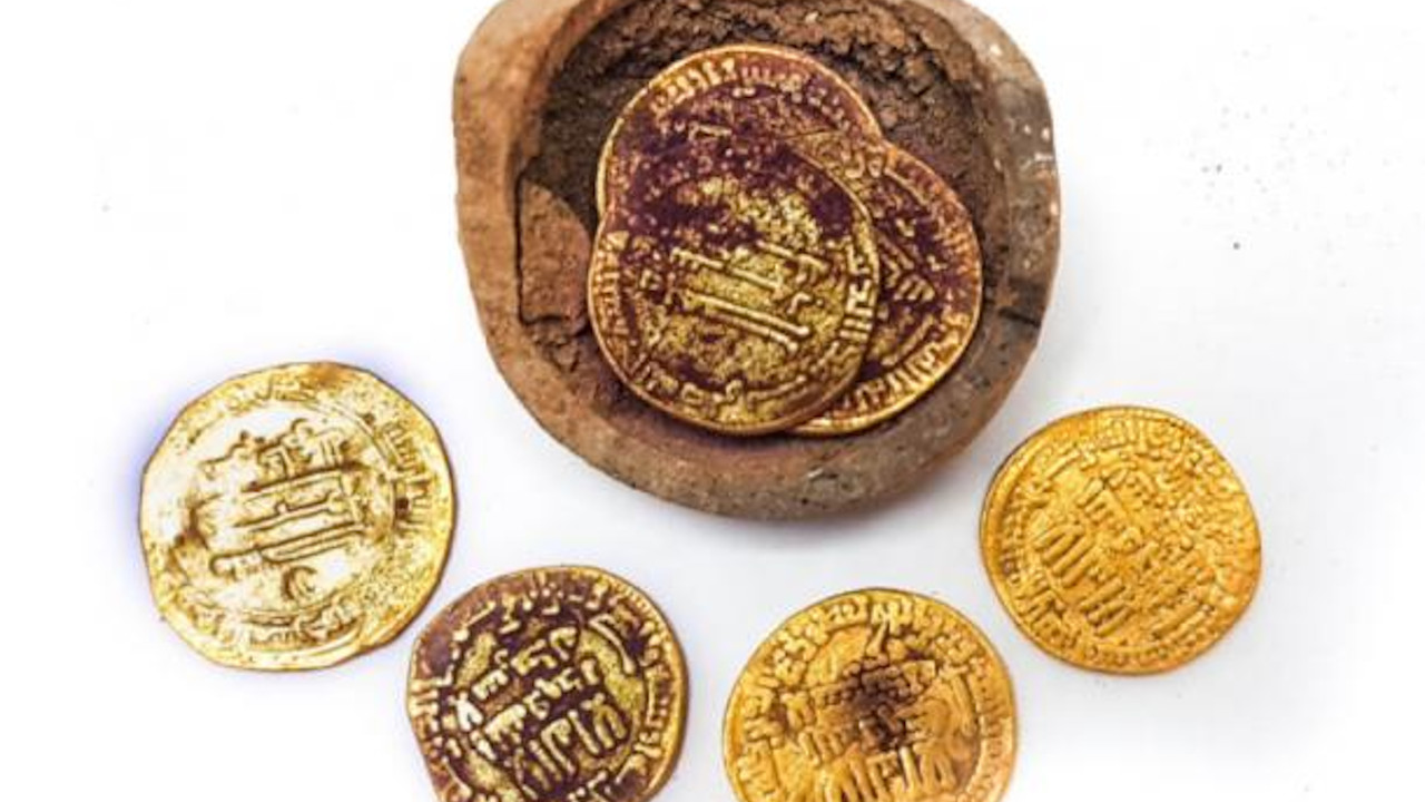Pesquisadores encontram “cofrinho” com moedas de ouro de 1.200 anos em Israel