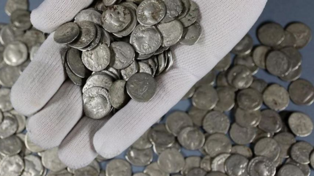 Fazendeiro encontra mais de 1.700 moedas romanas raras do século 2