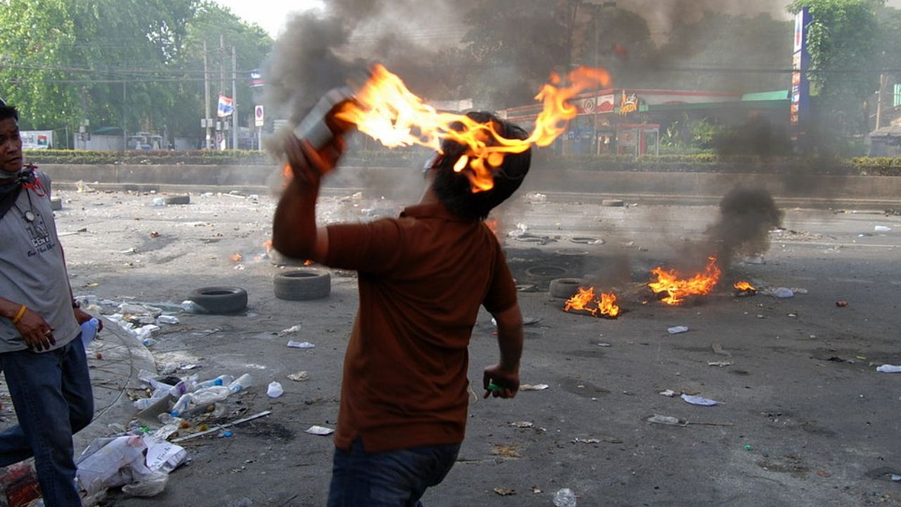 No Líbano, múltiplos bancos são destruídos no que foi chamado de “Noite do Molotov”