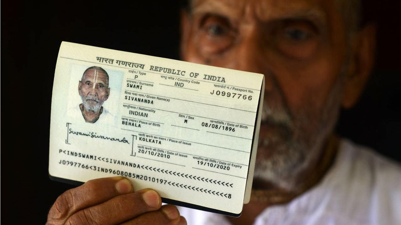 Monge é barrado em aeroporto por sua data de nascimento