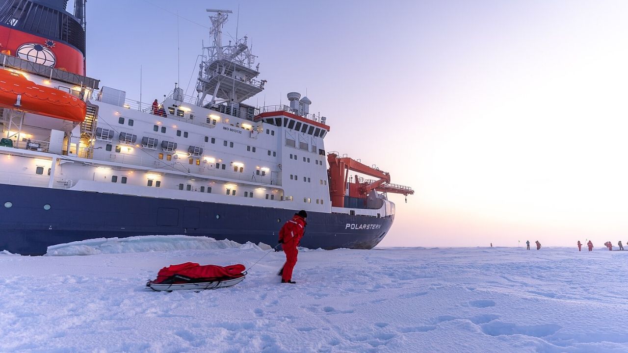 Por causa do coronavírus, equipe de 100 cientistas está presa em barco no Ártico