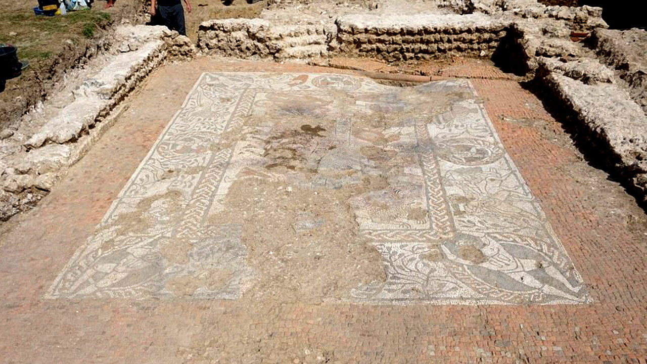 Mosaico romano raríssimo é encontrado no Reino Unido