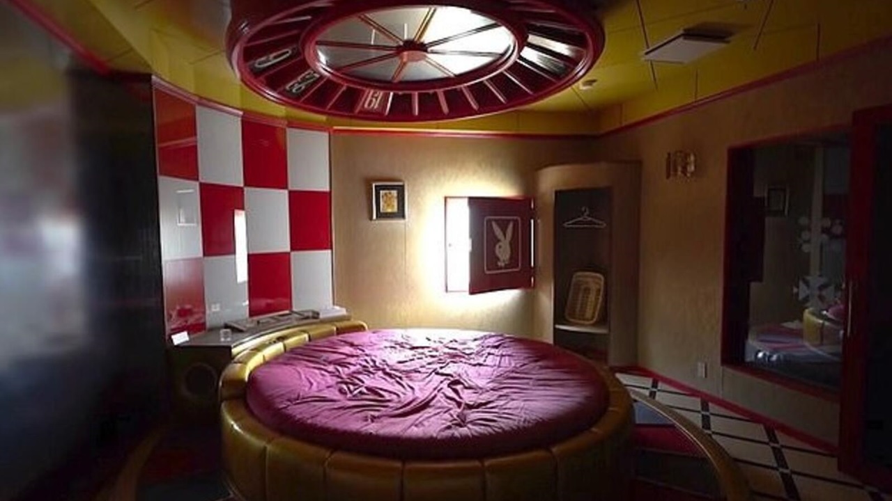 Explorador encontra motel japonês com camas de OVNI, carrossel e salão de cativeiro