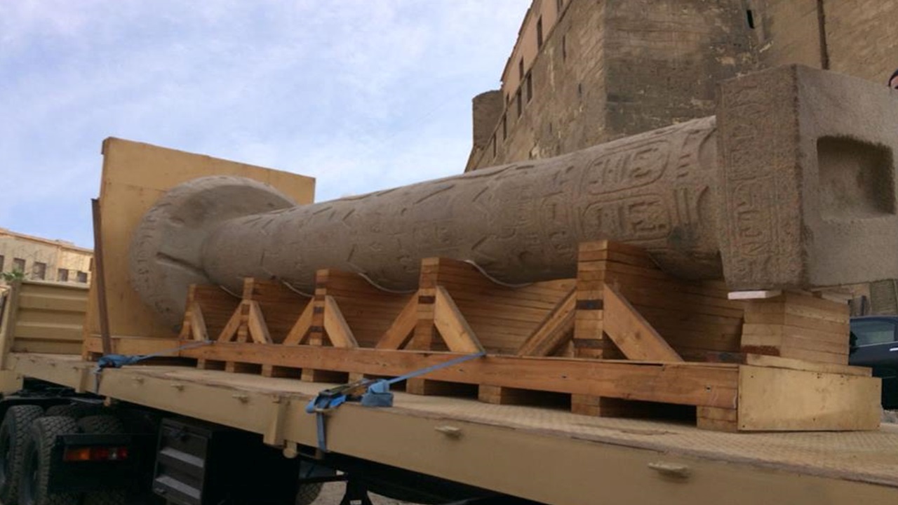 Pilar do faraó Merneptah é instalado no átrio do Museu de Gizé