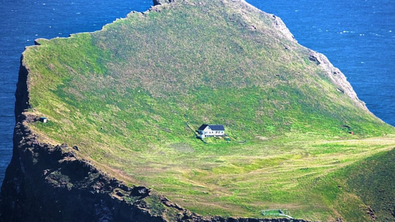 300 anos de história: o curioso chalé isolado na Ilha Elliðaey
