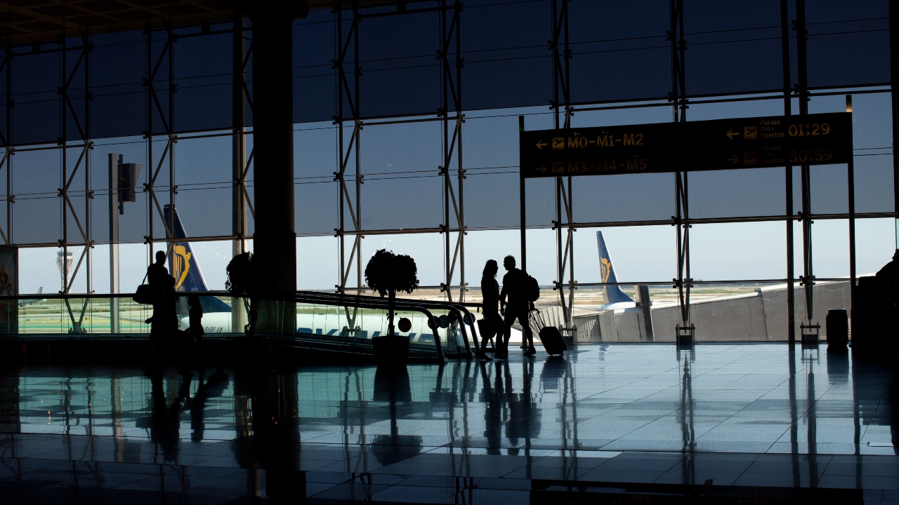 Funcionário de aeroporto é preso após sinalização de rastreador da Apple