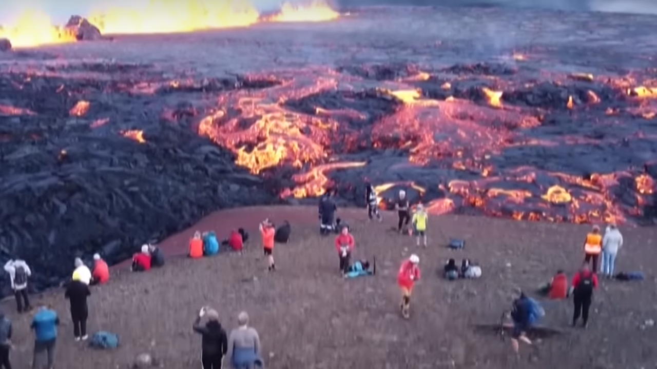 Na Islândia, turistas fazem piquenique em vulcão em erupção