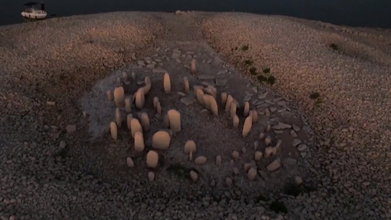 ‘Stonehenge espanhol’: Seca na Espanha causa rara aparição de pedras pré-históricas
