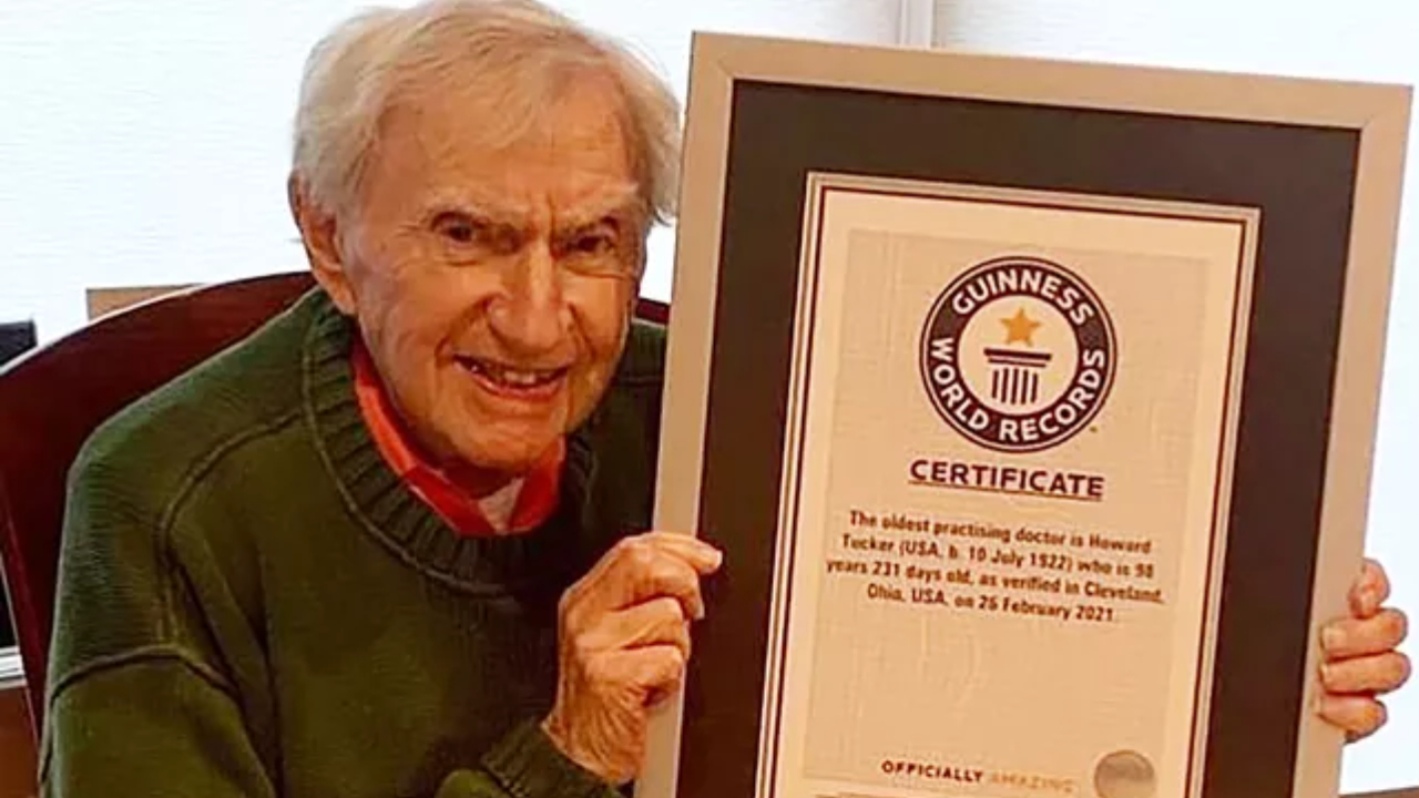 ‘Acho que vou viver para sempre’, diz médico mais velho do mundo, ao completar 100 anos