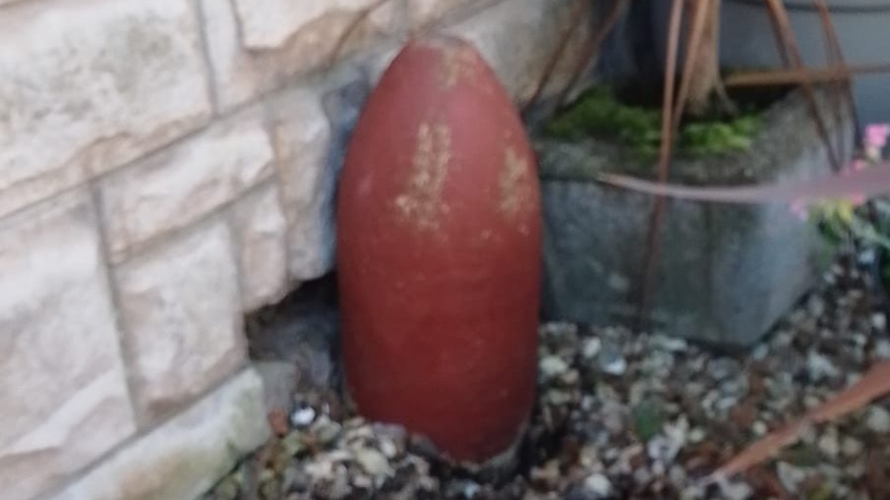 Bomba utilizada como enfeite de jardim por casal galês é detonada