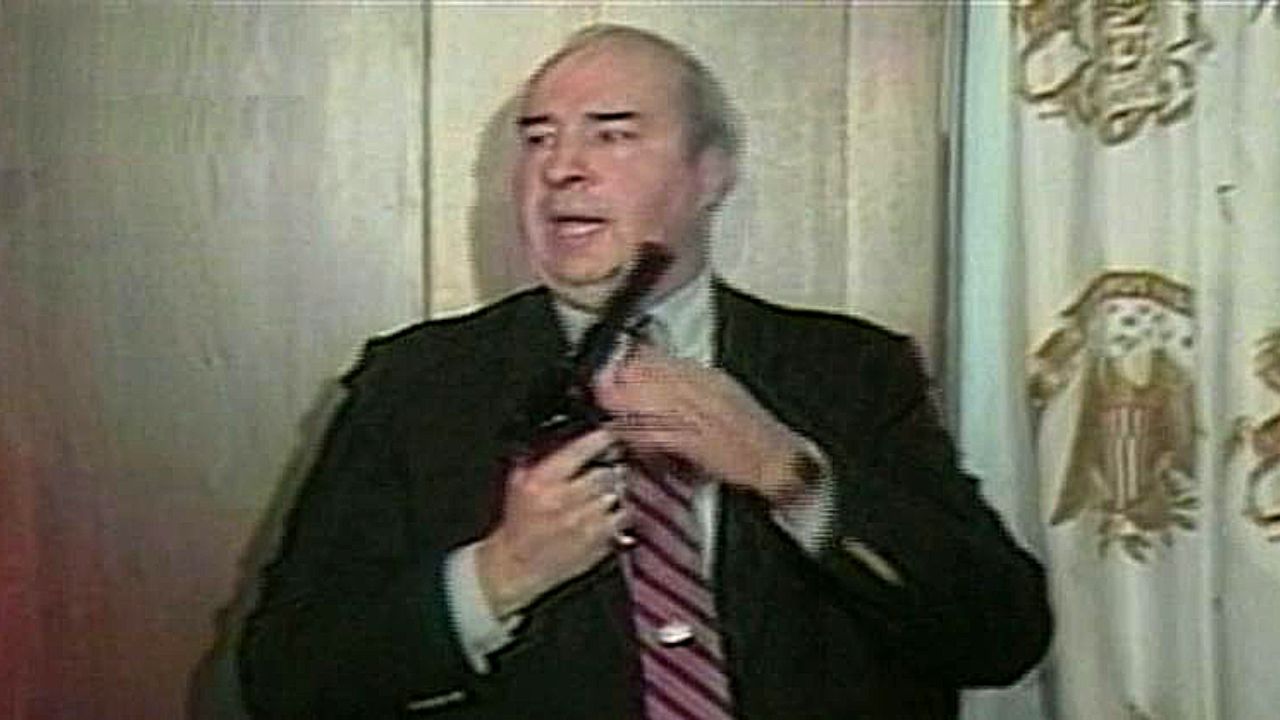 A fatídica morte de R. Budd Dwyer na frente das câmeras