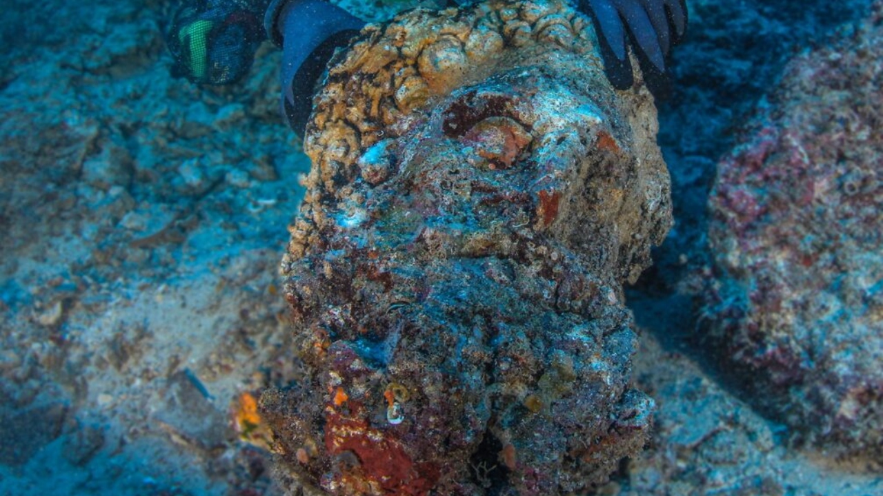 Cabeça de estátua de Hércules descoberta em naufrágio de 2 mil anos na Grécia
