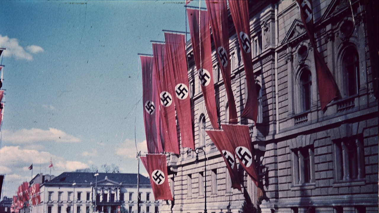 Extrema-direita italiana cobre caixão com bandeira nazista