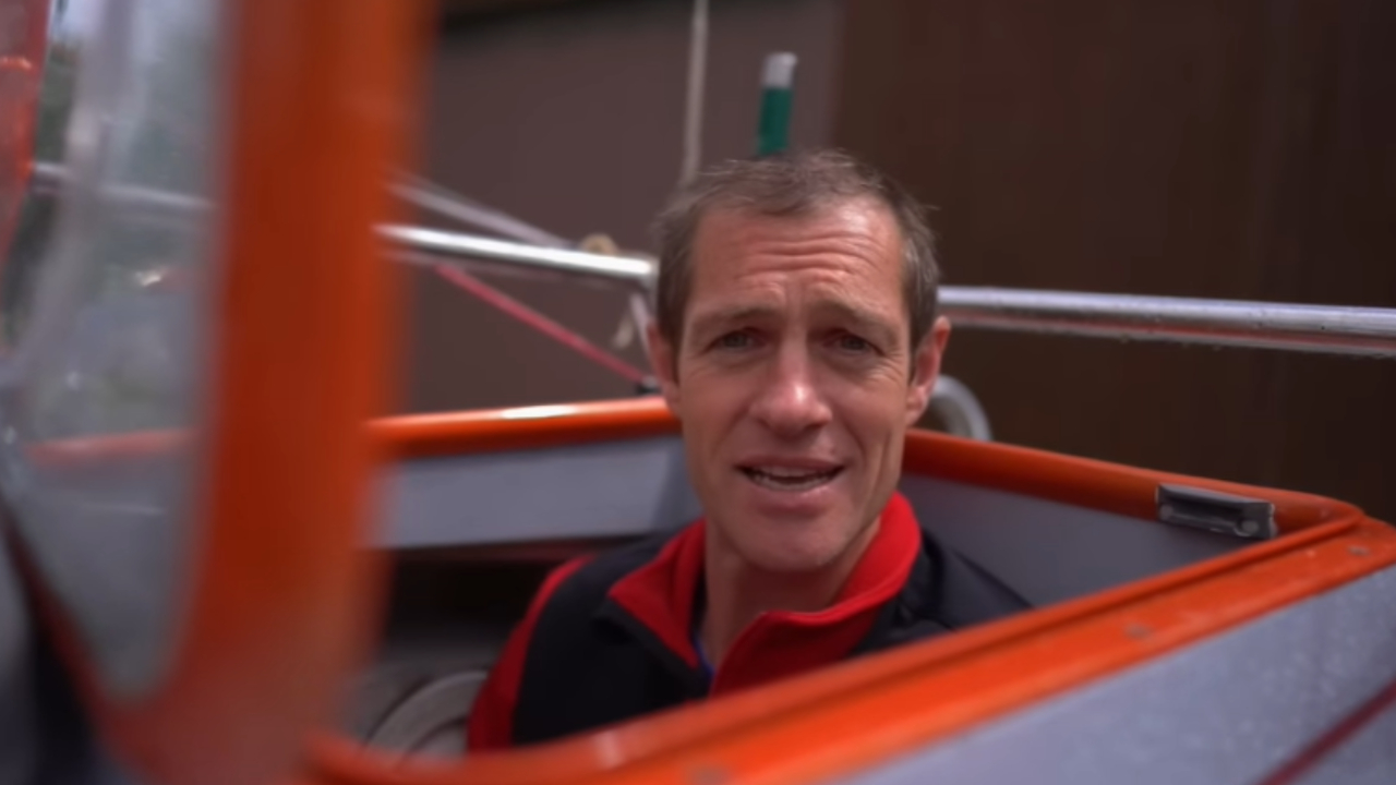 Quem é o homem que pretende cruzar o Atlântico em menor barco do mundo?