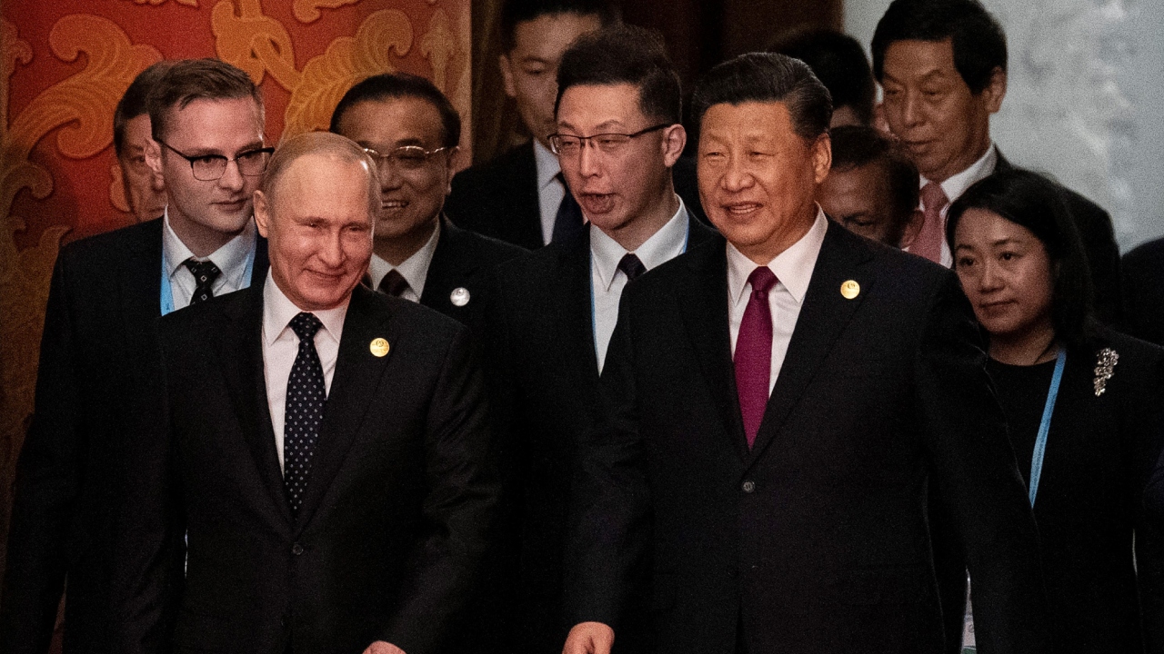 Putin diz que quer utilizar moeda chinesa no lugar do dólar em parte do comércio internacional