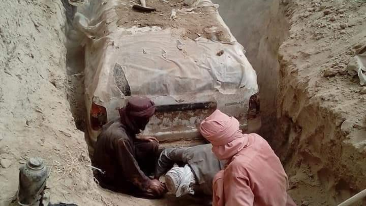 Corolla que pertenceu a fundador do Talibã é desenterrado após duas décadas embaixo da terra
