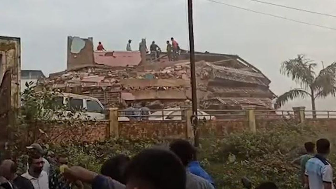 Depois de 20 horas embaixo de escombros, garoto é salvo na Índia