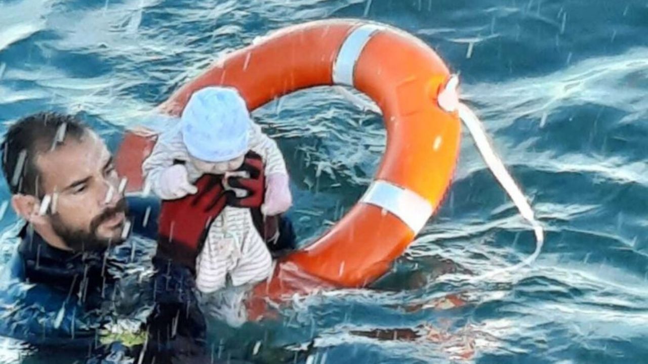 Oficial europeu salva bebê de imigrantes marroquinos de águas congelantes