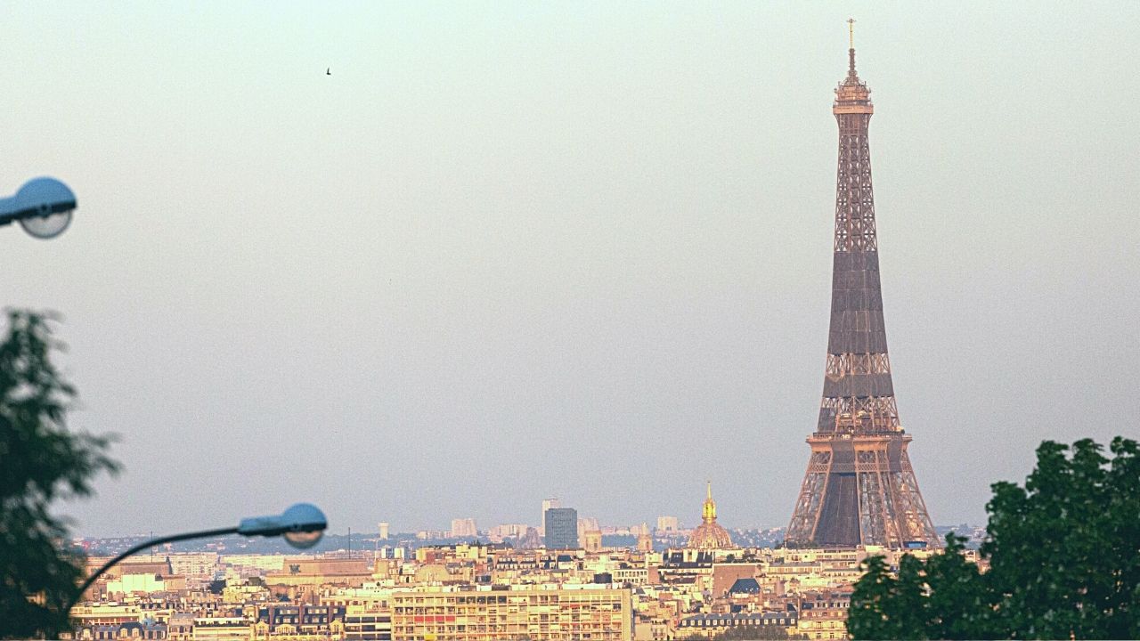 Torre Eiffel tem antena instalada em seu topo e cresce 6 metros