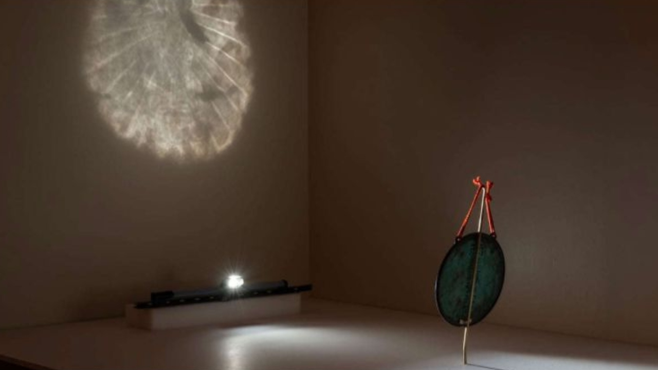 “Espelho mágico” que revela imagem de Buda é exposto em museu nos Estados Unidos