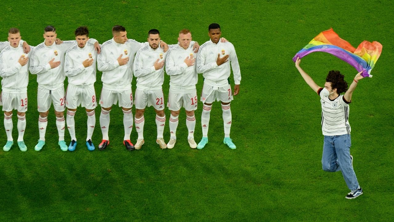 Torcedores protestam contra lei anti-LGBT em jogo de futebol entre Alemanha e Hungria