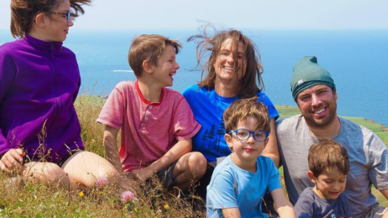Família viaja pelo mundo antes que filhos percam visão: ‘Experiências’
