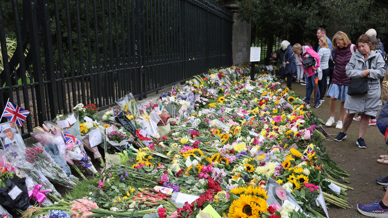 O que acontecerá com as flores deixadas em homenagem à rainha Elizabeth II?