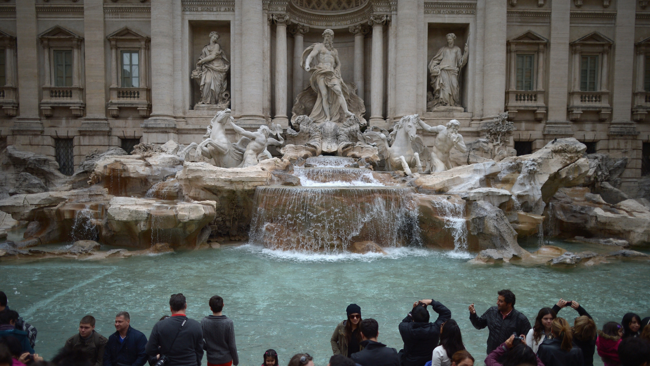 Mulher se banha na Fontana di Trevi, famoso monumento de Roma, e agride guarda