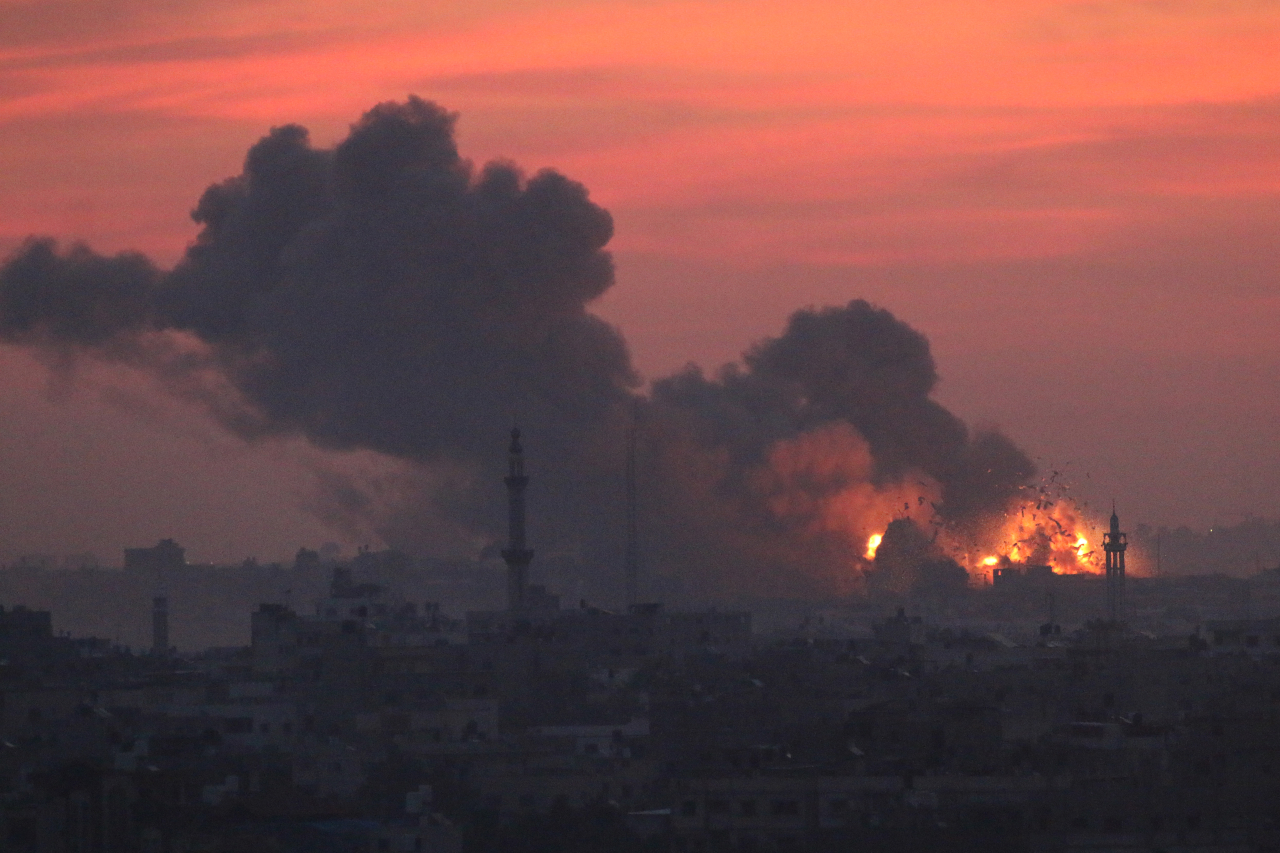 Cidade de Gaza, em territ&oacute;rio palestino, queimando ap&oacute;s bombardeio israelense