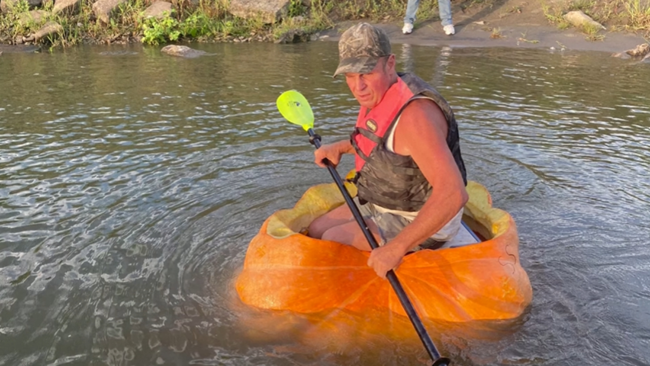 Homem de 60 anos bate recorde mundial ao descer rio dentro de abóbora oca