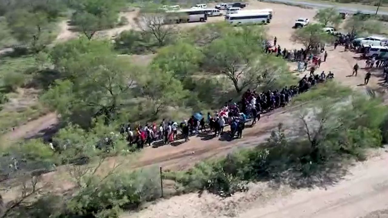 Vídeo mostra centenas de imigrantes na fronteira dos Estados Unidos