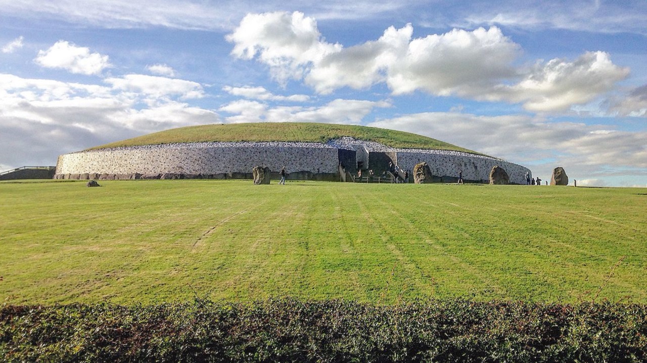 Mais antiga que as pirâmides e Stonehenge: Conheça a tumba de Newgrange