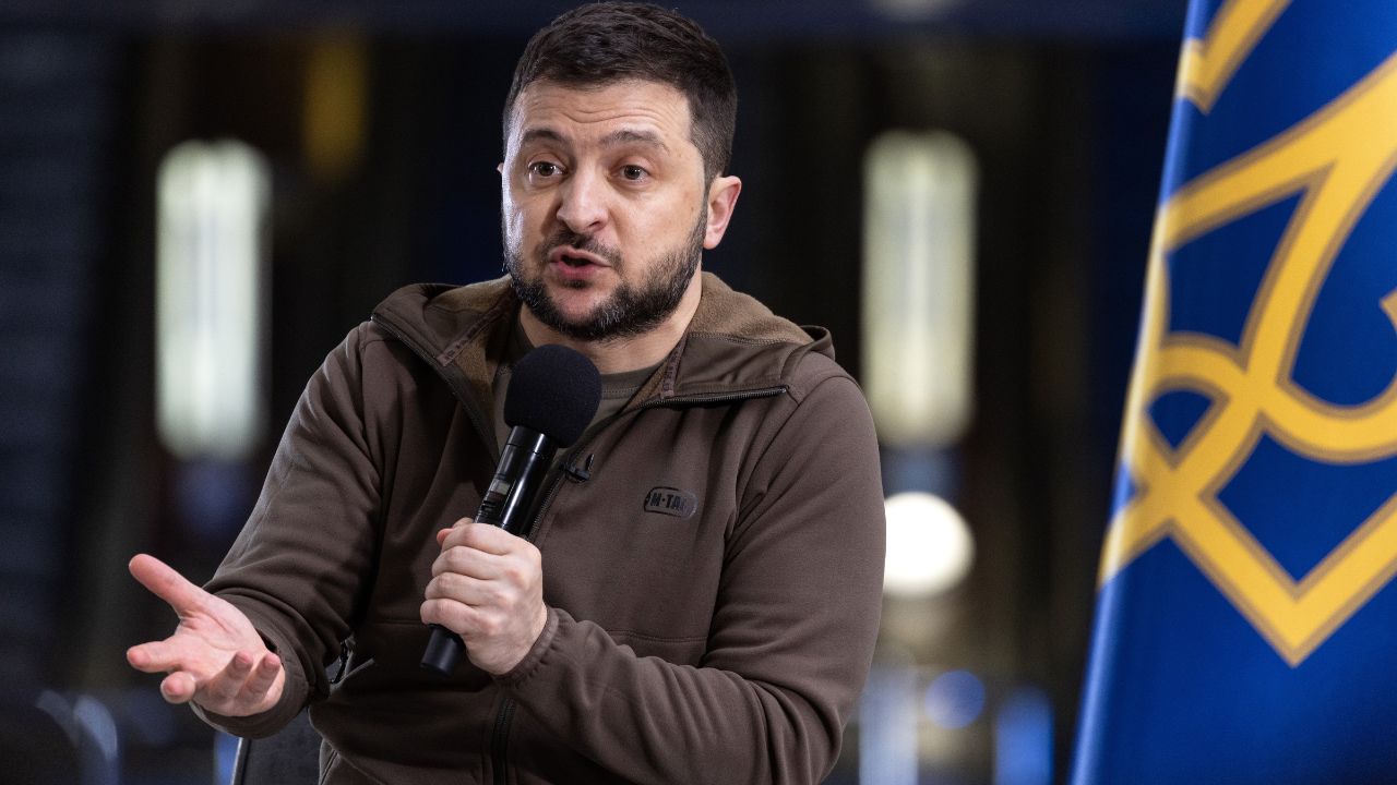 Jaqueta autografada de Zelensky é arrematada por valor surpreendente