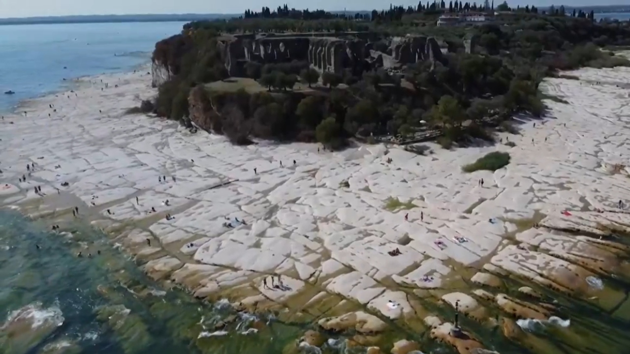 Seca intensa na Itália faz surgir praia rochosa em meio a lago