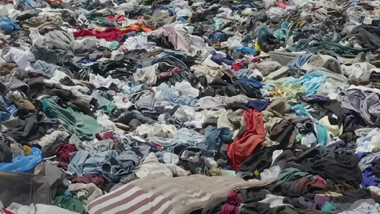 “Lixão da moda”: o ‘deserto’ de roupas do Atacama