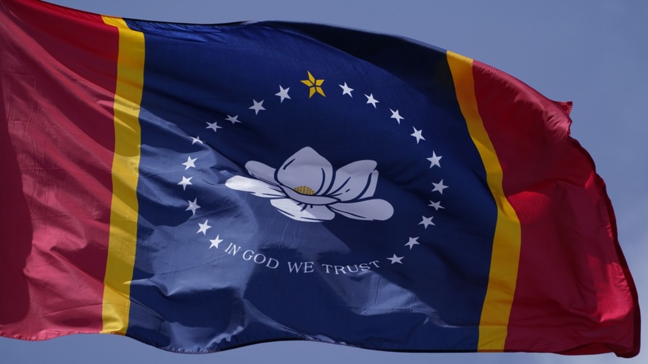 Sem símbolo confederado: nova bandeira é aprovada no Mississippi