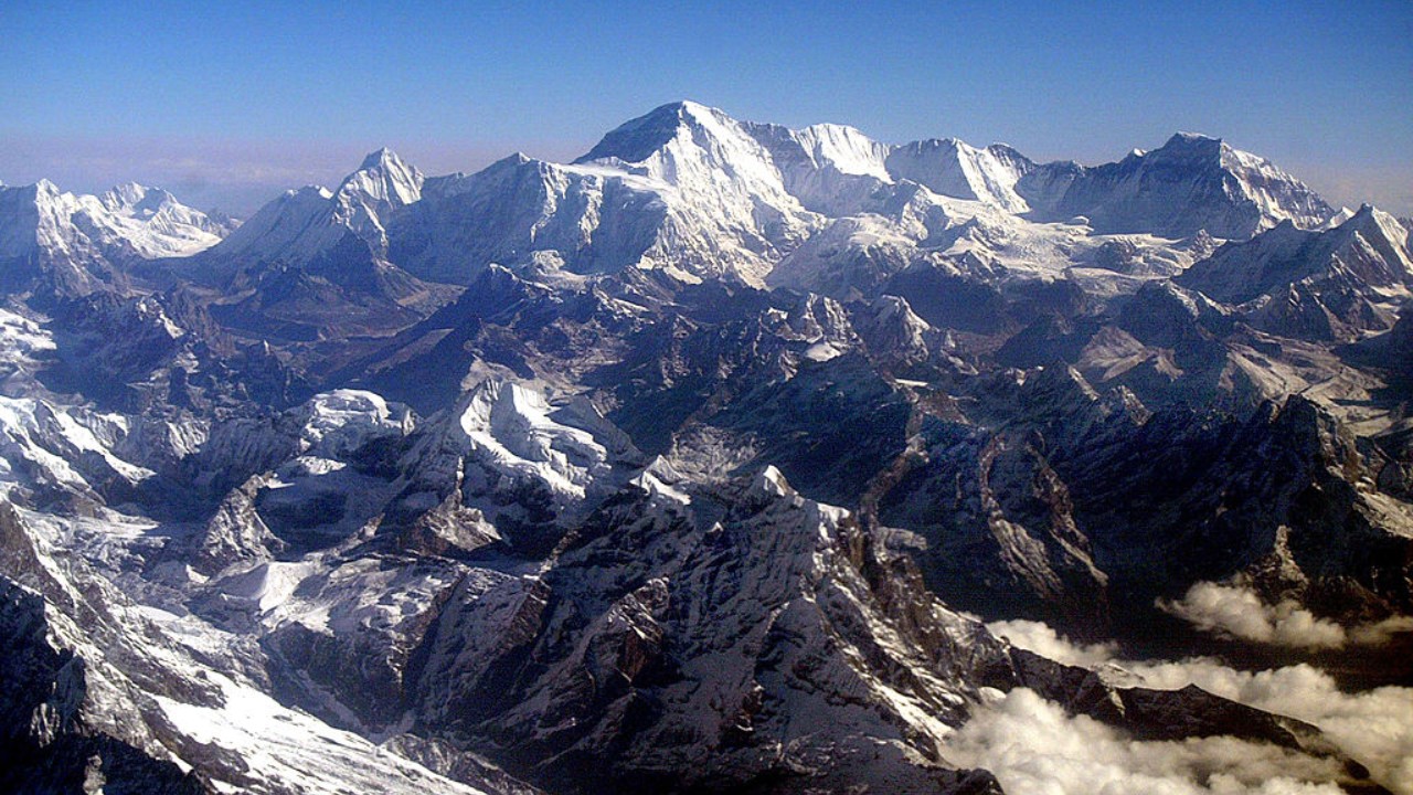 Alpinista americano de 66 anos morre após escalar mais de 70% do Everest