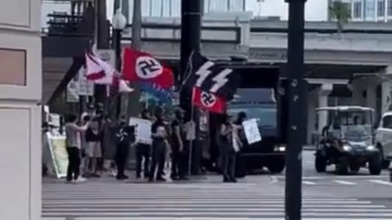 Manifestantes nazistas fazem passeata nos Estados Unidos