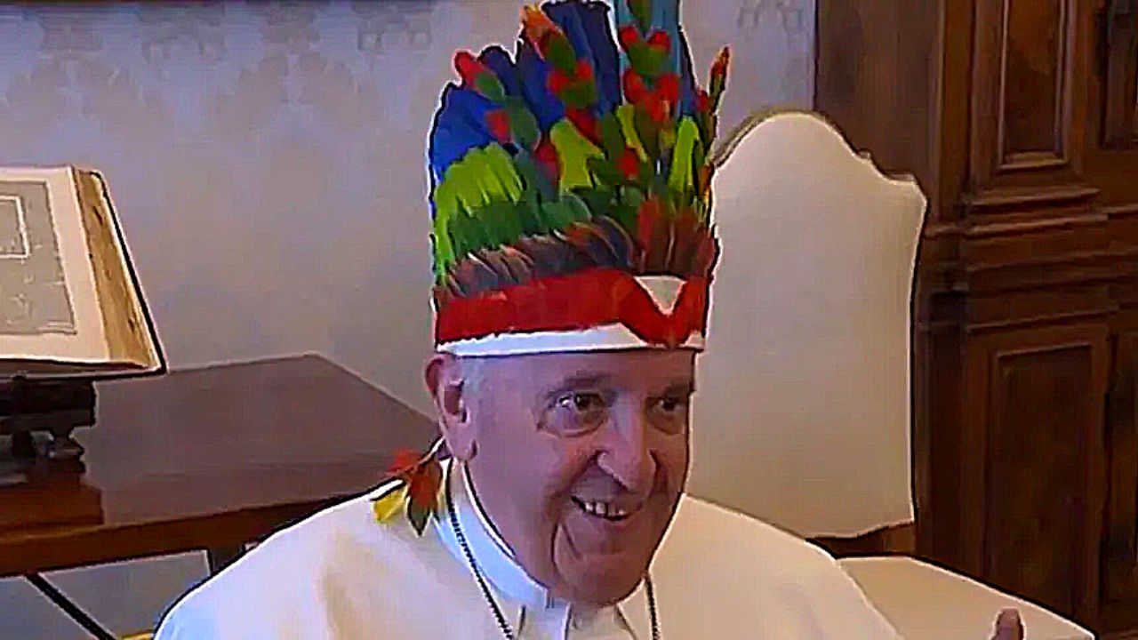 Papa veste cocar em evento com bispos de regiões amazônicas