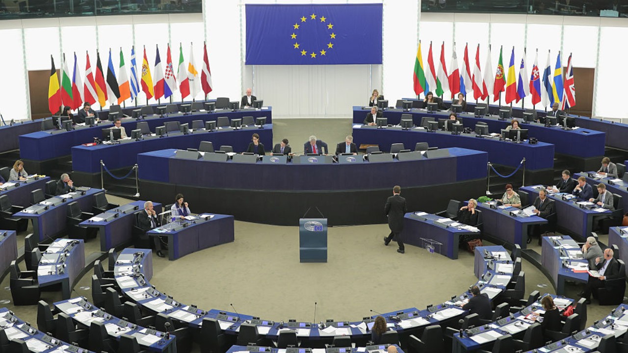 Parlamento da UE aprova regra de igualdade salarial entre homens e mulheres
