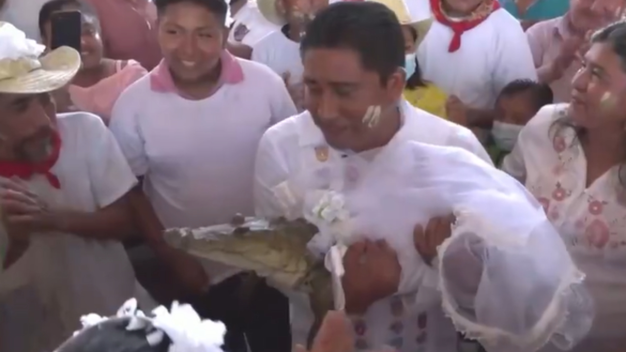 O prefeito que se casou com um jacaré no México