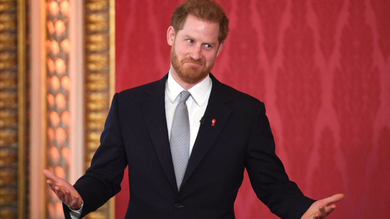 Entenda por que príncipe Harry e Elton John estão processando jornal britânico