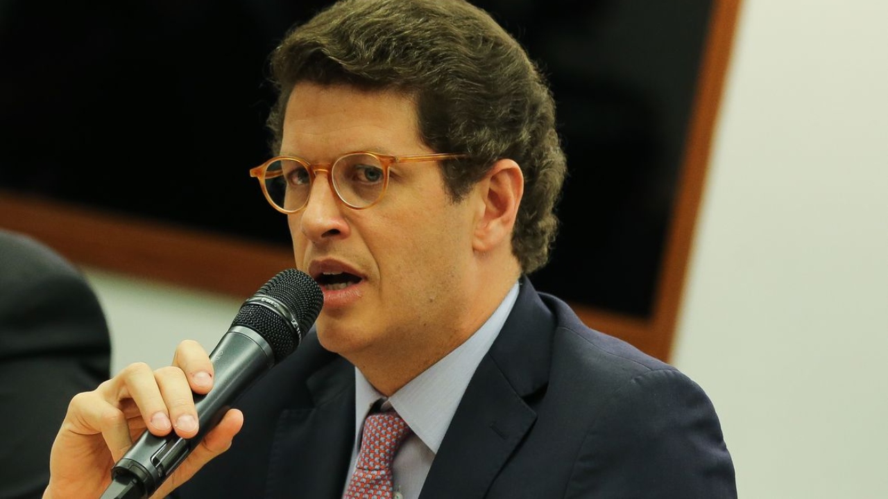 Salles se diz surpreso e classifica operação da PF de desnecessária