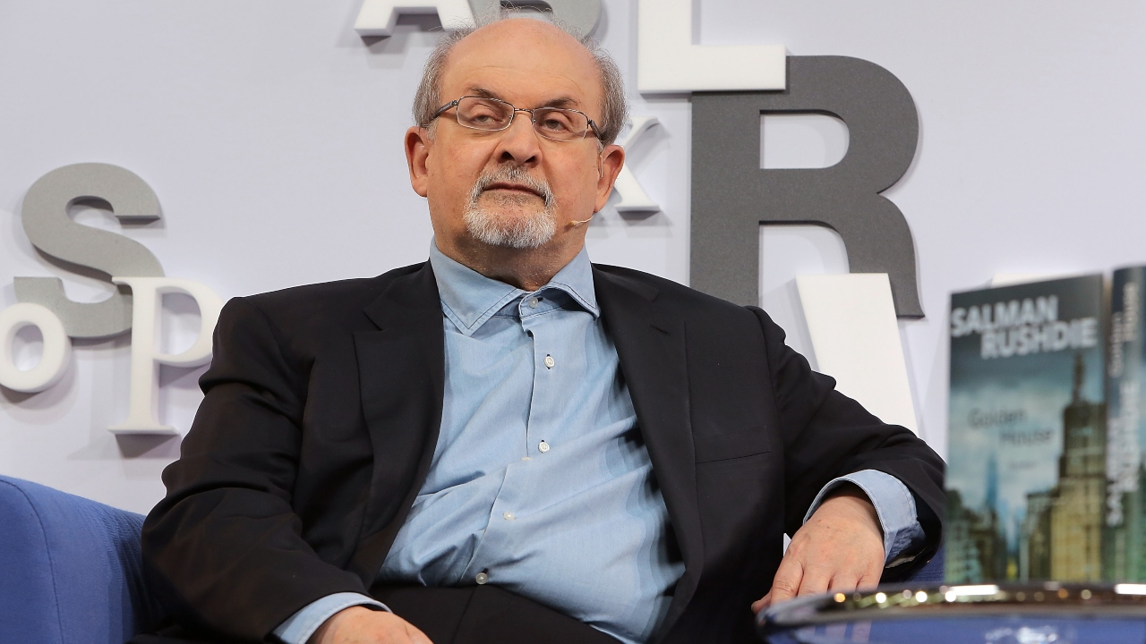 ‘Versos Satânicos’: Por que o livro de Salman Rushdie enfureceu tantas pessoas?